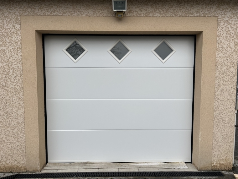 Pose d'une porte de garage sectionnelle à Orcet., Clermont-Ferrand, Système Baie