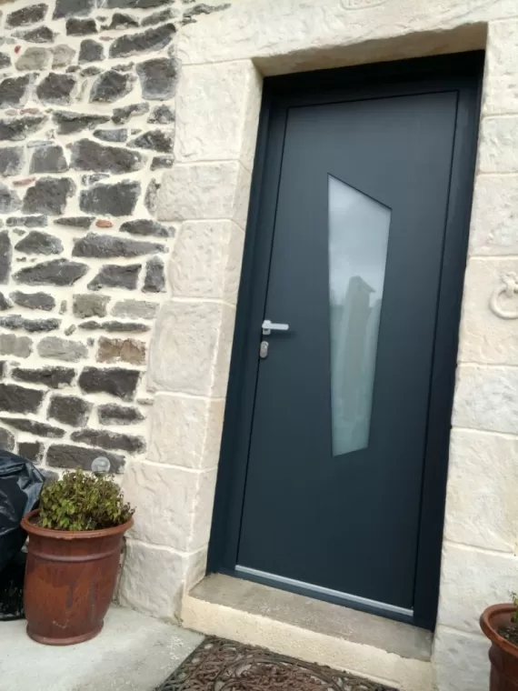 Installation d'une porte d'entrée en aluminium à la Moutade., Clermont-Ferrand, Système Baie