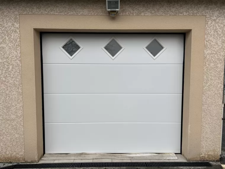 Pose d'une porte de garage sectionnelle à Orcet., Clermont-Ferrand, Système Baie