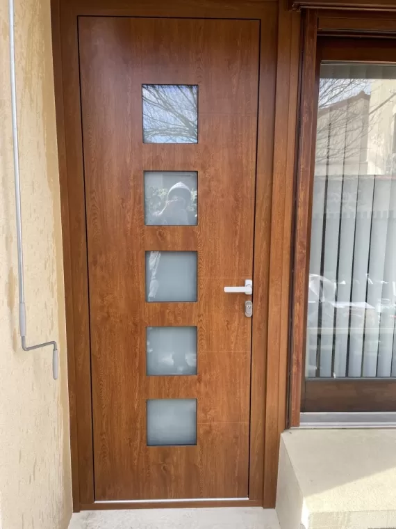Porte Aluminium coloris Chêne Doré vue extérieur