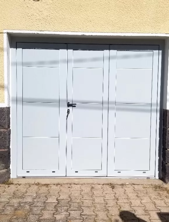 Installation d'une Porte de Garage repliable en Aluminium à Clermont-Ferrand, Clermont-Ferrand, Système Baie