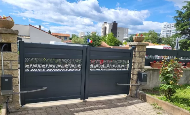 Installation d'un portail alu motorisé avec découpe laser et de palissades assorties, Clermont-Ferrand, Système Baie