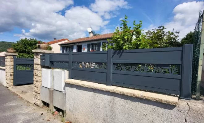 Installation d'un portail alu motorisé avec découpe laser et de palissades assorties, Clermont-Ferrand, Système Baie