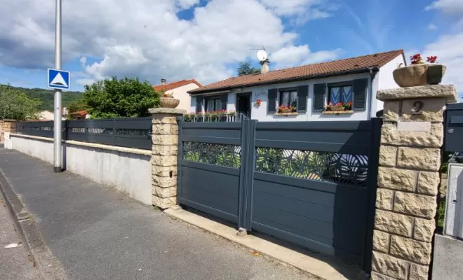 Installation d'un portail alu motorisé avec découpe laser et de palissades assorties, Clermont-Ferrand, Système Baie