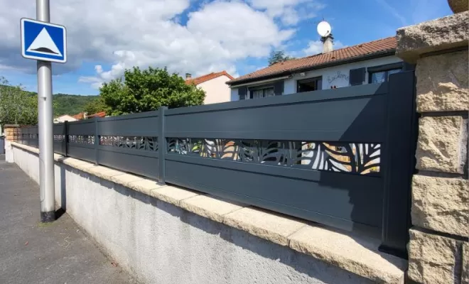 Installation d'un portail alu motorisé avec découpe laser et de palissades assorties, Clermont-Ferrand, Système Baie