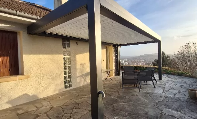 Installation d'une PERGOLA BIOCLIMATIQUE à Cournon d'Auvergne, Clermont-Ferrand, Système Baie