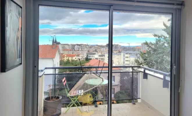 Installation de Baies Vitrée Aluminium dans un appartement de Chamalières, Clermont-Ferrand, Système Baie
