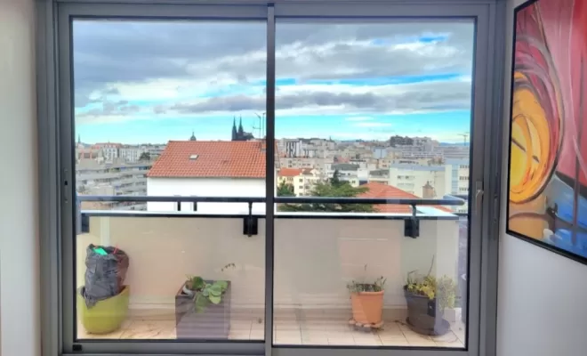 Installation de Baies Vitrée Aluminium dans un appartement de Chamalières, Clermont-Ferrand, Système Baie